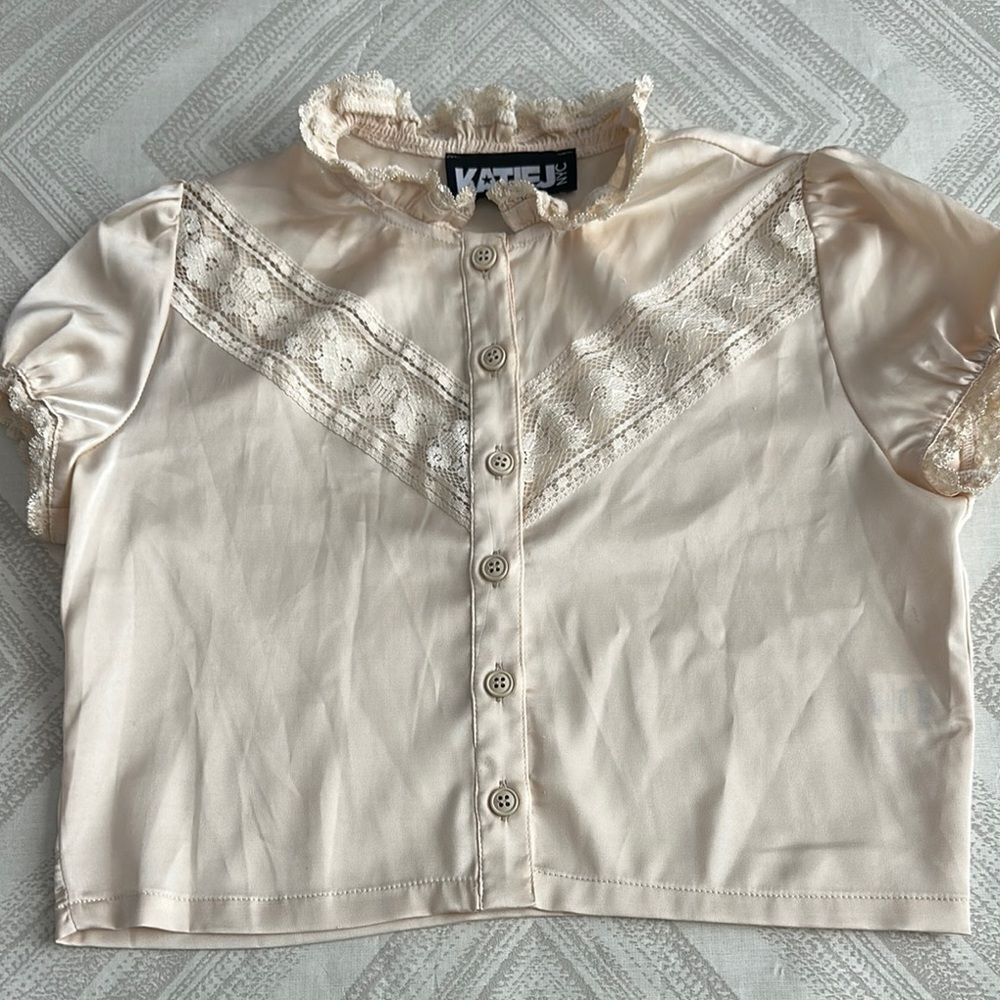 Katie J NYC Champagne Colored Lace Kids Short-sleeve Top - Size M